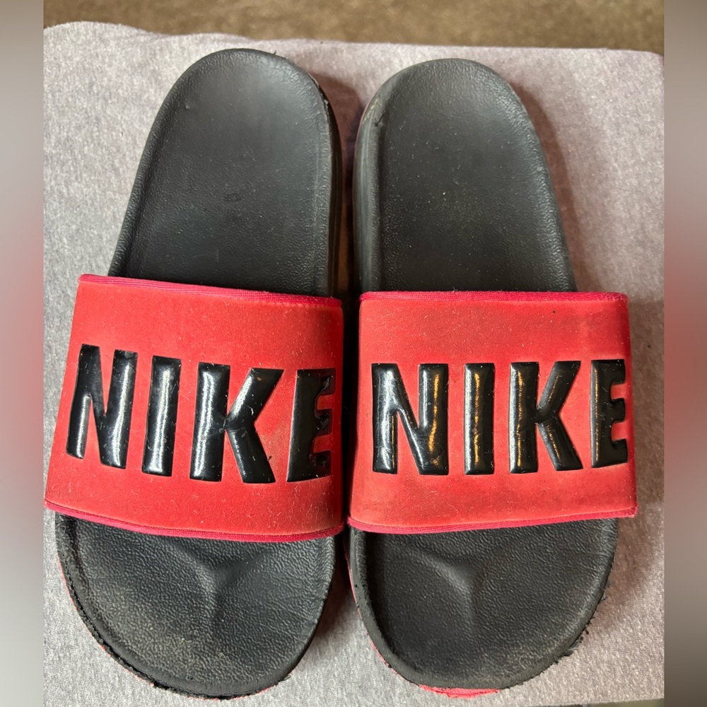 Nike Offcourt Black and Red Slides Men Size 8 Athletic Leisure Sporty